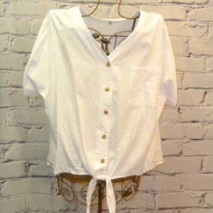 NWOT. Time and Tru White Short Sleeve Button Down Blouse